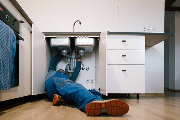 Professional Leak Detection technician working in Glendale Heights, IL